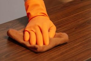Hướng dẫn cách vệ sinh bàn ghế gỗ sáng bóng, không làm xước bề mặt 