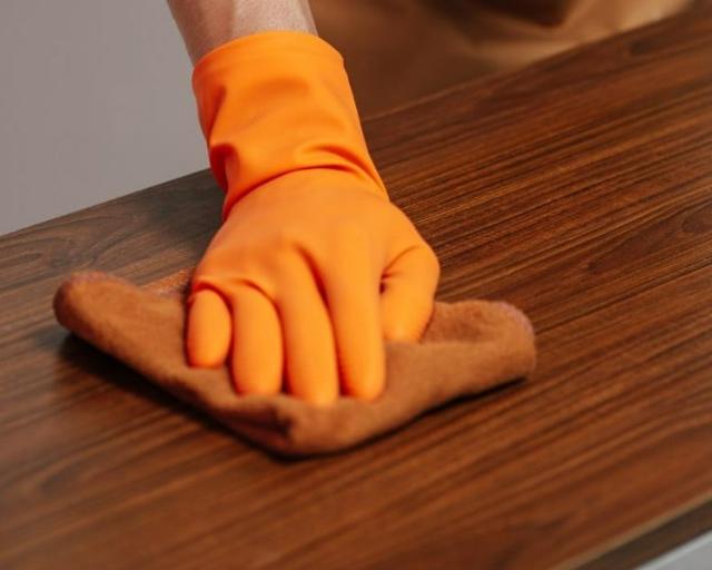 Hướng dẫn cách vệ sinh bàn ghế gỗ sáng bóng, không làm xước bề mặt 