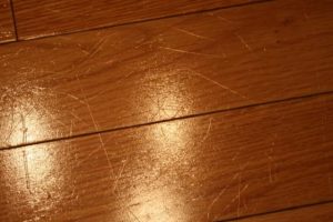 Xử lý sàn nhựa bị xước hiệu quả, đơn giản, nhanh chóng