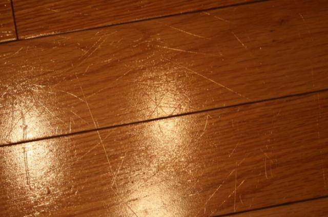 Có rất nhiều nguyên nhân khiến sàn nhựa bị xước