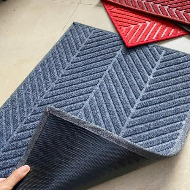 Sử dụng thảm chùi chân để hạn chế sàn nhựa bị xước