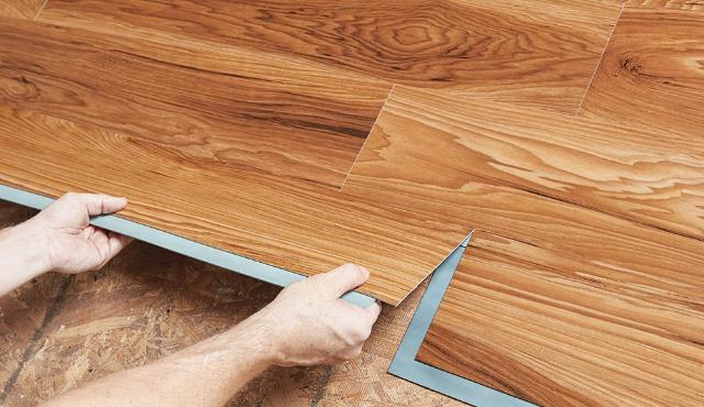 Thay tấm sàn nhựa mới là giải pháp xử lý sàn nhựa bị xước