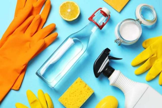 Chuẩn bị dụng cụ và nguyên liệu tẩy rửa an toàn