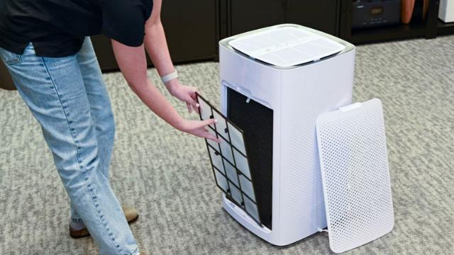 Tháo mặt nạ trước và lau vỏ máy