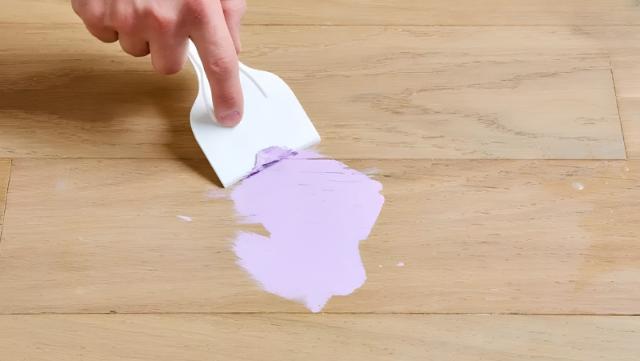 Tuyệt đối không dùng vật sắc nhọn