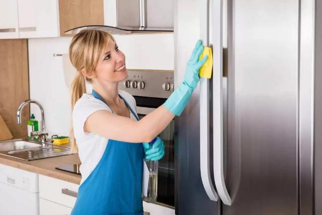 Lau chùi bề mặt bên ngoài của tủ